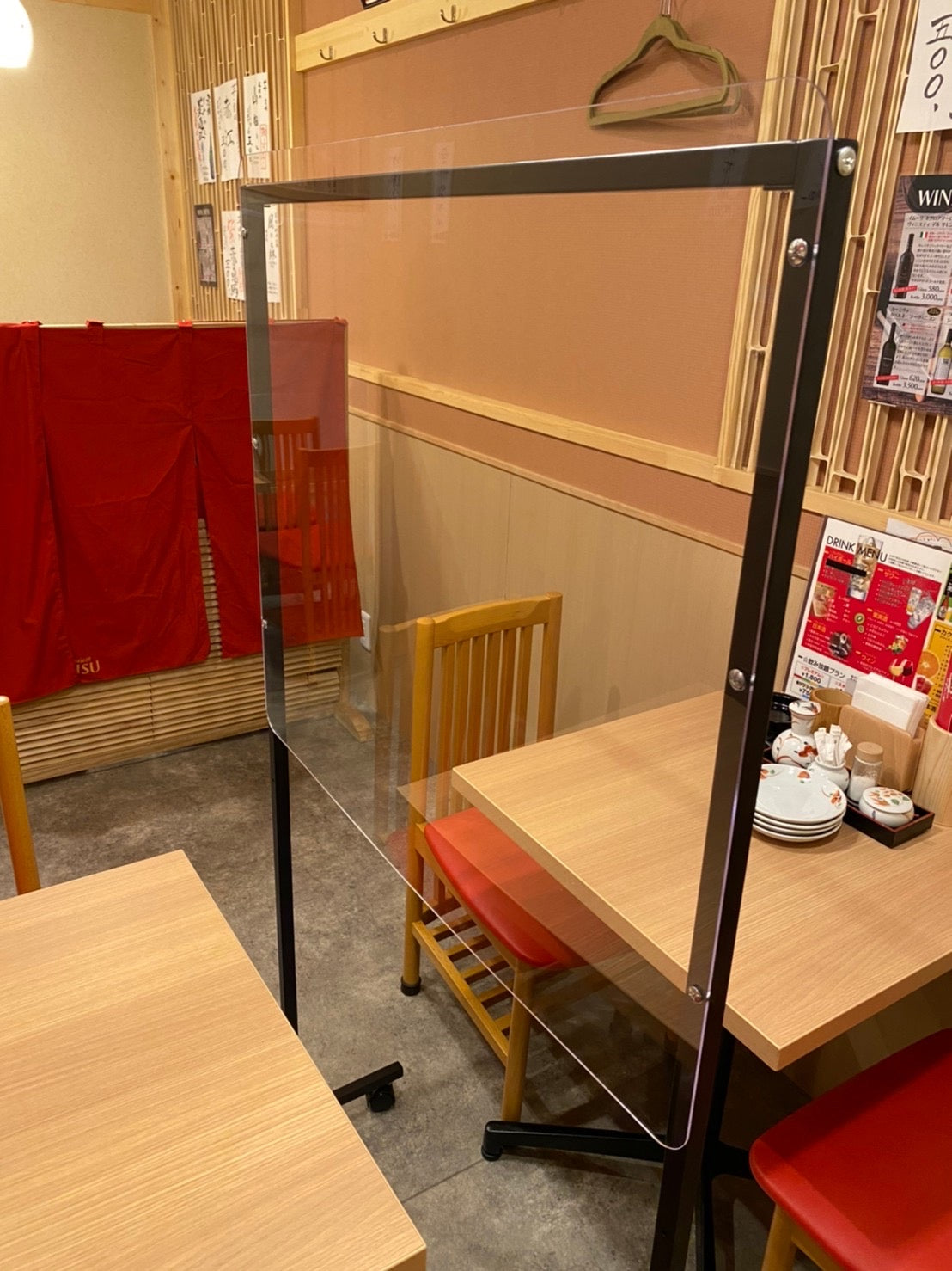 飛沫感染防止用 パーテーションoz-005 高透明アクリル板 3mm厚 W800mm×D400mm×H1160mm or 1400mm 自立 簡単取付 軽量フレーム 昇降式 がたつき防止 キャスター付 4脚 角丸加工 スポーツクラブ コロナ対策 テーブル用 飲食店 学習塾 オフィス