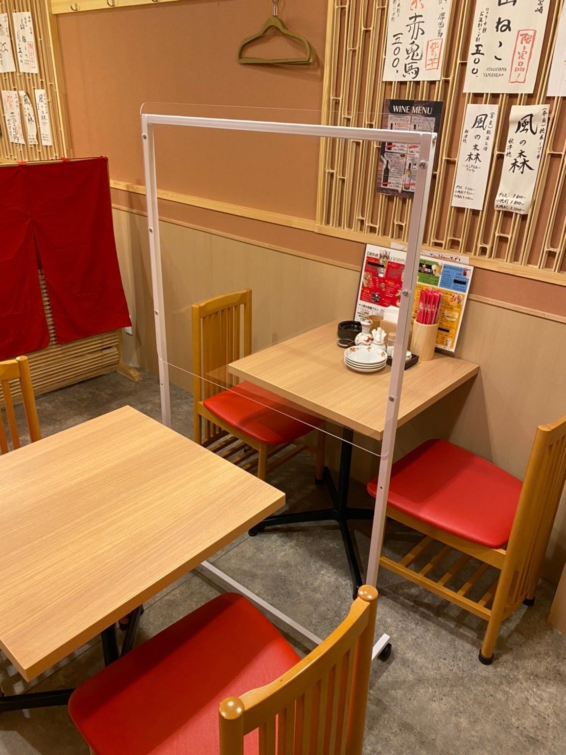 飛沫感染防止用 パーテーションoz-005 高透明アクリル板 3mm厚 W800mm×D400mm×H1160mm or 1400mm 自立 簡単取付　軽量フレーム　昇降式 がたつき防止 キャスター付 4脚  角丸加工 スポーツクラブ コロナ対策 テーブル用 飲食店 学習塾 オフィス